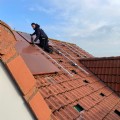 Oranje zonnepanelen op woningen binnenstad