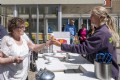 Zomers ijsje voor bewoners Almenum