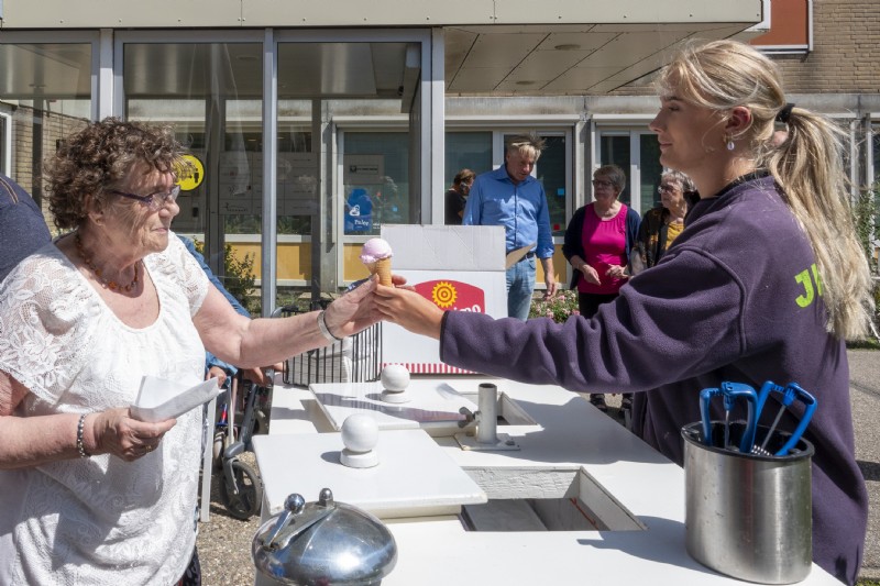 Zomers ijsje voor bewoners Almenum