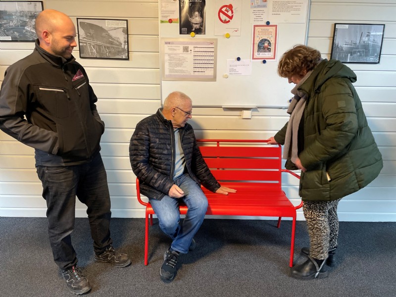 Nieuwe zitbankjes voor veilige én gezellige woongebouwen