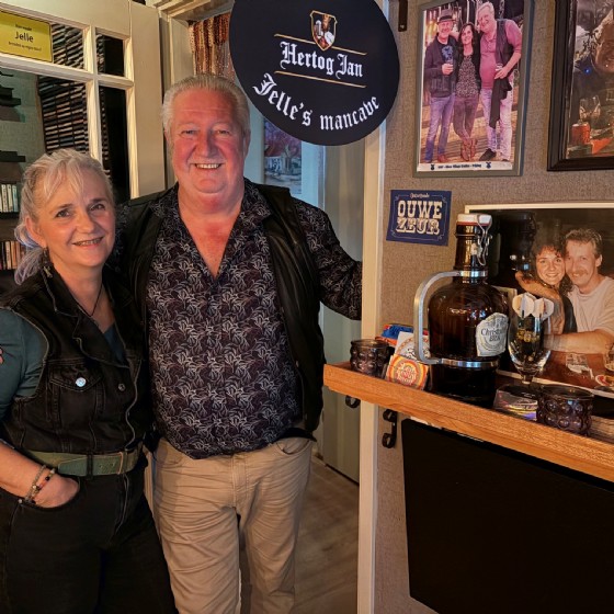Henny en Jelle met rechts een foto van hun 35 jaar geleden.